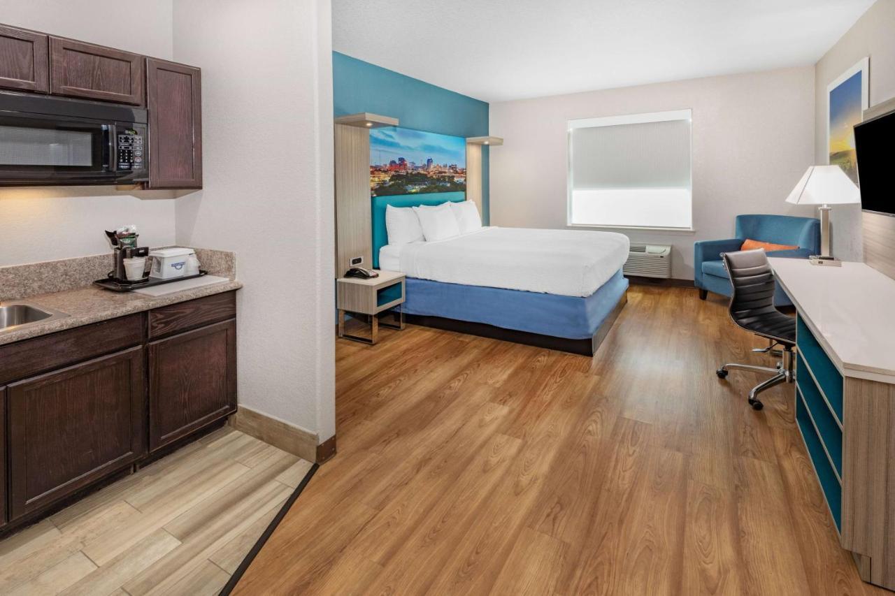 Days Inn & Suites By Wyndham San Antonio Near Frost Bank Center Eksteriør bilde
